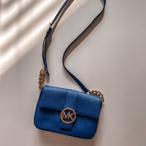 Michael Kors Women’s Crossbody Bag with Gold Chain and Adjustable Strap